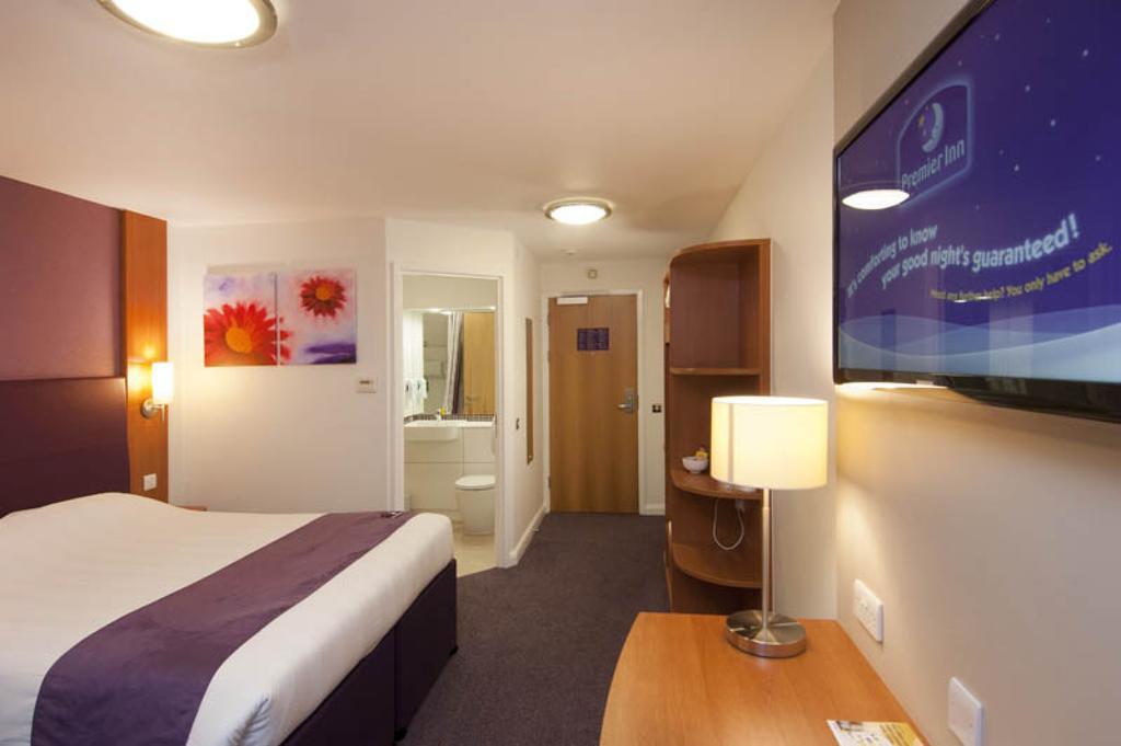 Premier Inn Birmingham City - Aston Extérieur photo